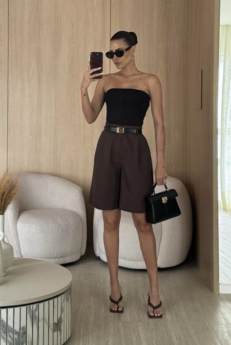 Brown Bermuda Shorts Outfit, Brown Jorts Outfit Women, Pool Date Outfit, Shorts 2024 Trends, Outfits With Brown Shorts, Brown Samba Outfit, Brown Summer Outfits, Black Bermuda Shorts Outfit, Jorts Outfit Women’s