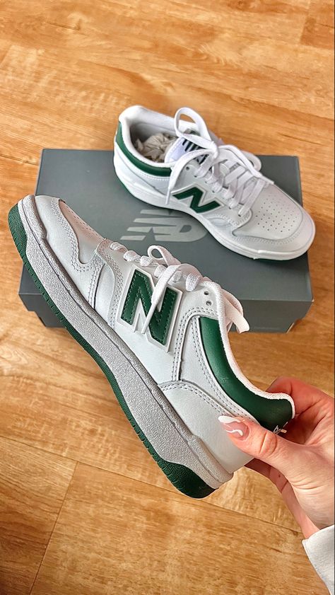 New Balance Shoes 480, New Balance 480 Outfit Women, Popular Shoes 2023, New Balance Shoes Green, New Balance 480 Outfit, Rubber Shoes Outfit Casual, White And Green Shoes, Green Sneakers Women, Rubber Shoes Outfit