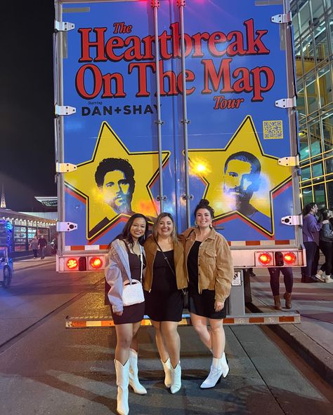 girls in nashville Dan Shay, The Group Chat, Holistic Practitioner, Concert Outfit Ideas, Country Songs, Come Here, Having A Blast, Concert Outfit, Nashville