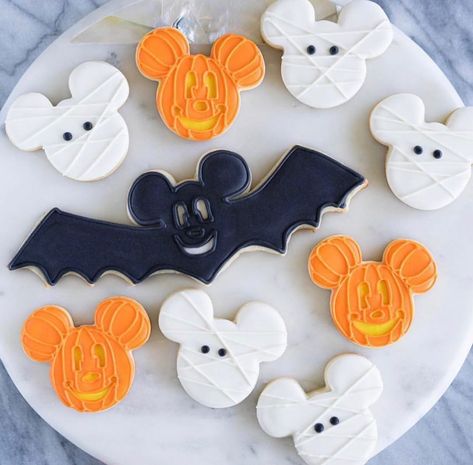 Postres Halloween, Halloween Cookies Decorated, Boy Halloween, Megan Hess, Mickey Pumpkin, Halloween Sweets, Event Table, Halloween Cookies, Disney Food