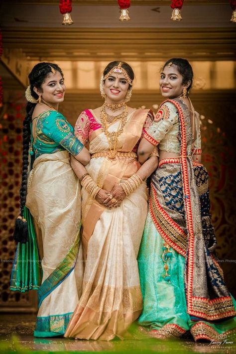 Marriage Sister Poses, Bridal Poses With Friends, Bride Funny Poses, Bride With Friends Poses, Bride Group Poses, Candit Photo Poses, Baby Shower Group Photo, Baby Shower Poses With Friends, Bride Friends Photography