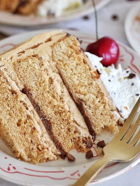 Cake by Courtney: Root Beer Float Cake #cakebycourtney #rootbeerfloatcake #rootbeerfloat #cake #easycakerecipe Root Beer Frosting, Rootbeer Float Cake, Root Beer Cake Recipe, Root Beer Floats Party, Root Beer Cake, Root Beer Float Recipe, Root Beer Candy, Root Beer Float Cake, Rootbeer Float Cupcakes