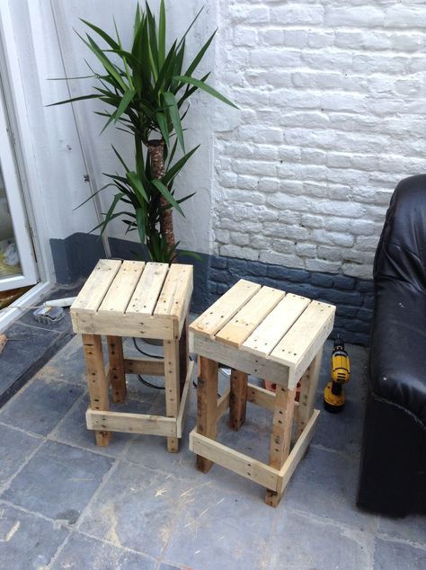 Tabourets de bar faits en palettes Rustic Wood Crafts, Diy Wooden Projects, Woodworking Guide, Free Woodworking Plans, Beginner Woodworking Projects, Wood Furniture Diy, Wooden Projects, Woodworking Videos, Wood Working For Beginners