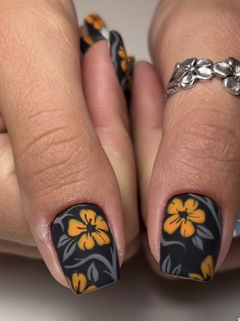 Marigold Nail Art, Vintage Flower Nails, Marigold Nails, Shellac Colors, Manicure Inspiration, Cute Nails For Fall, Pretty Nail Designs, Nails Halloween, Vacation Nails