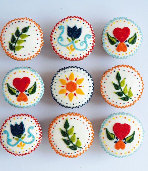 Leslie Vigil on Instagram: “Cozy embroidery cupcakes in all buttercream. 🧵🌷❤️🌿🧡☀️ With the help of a little acetate, you can create a smooth base for that perfect…” Mexican Embroidery Cookies, Mexican Cupcakes Decoration, Mexican Theme Cupcakes, Embroidery Cupcake, Mexican Embroidery Cake, Mexican Cupcakes, Cozy Embroidery, Rehearsal Dinner Themes, Mexican Cake