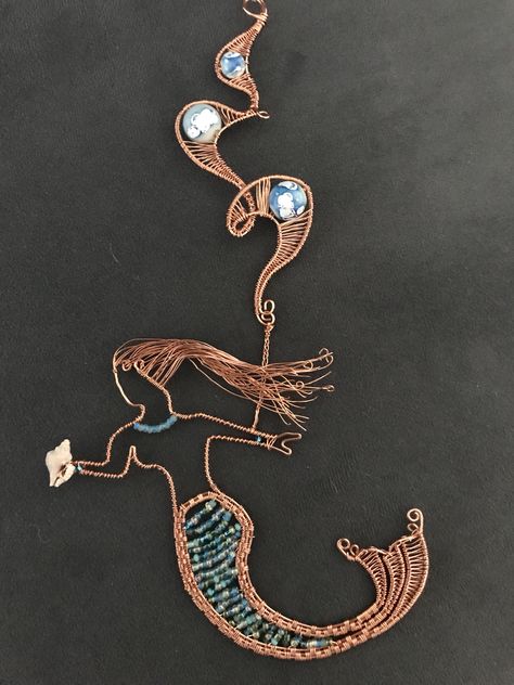 Wire wrap mermaid for the window, in copper with glass beads and real sea shell. Wire Mermaid, Light Catchers, Wire Board, Horseshoe Crafts Projects, Wire Diy, Wire Wrapping Diy, Chainmail Jewelry, Wire Wrapped Jewelry Tutorials, Wire Design