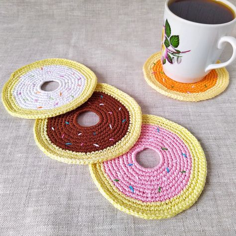 Easy crochet coasters for beginners pattern will give you a fun tea party and help make your room bright and cheerful! Crochet tea coaster donut set wi Hamburger Coaster, Crochet Hamburger, Coasters Pattern, Coaster Projects, Coaster Pattern, Cool Coasters, Absorbent Coasters, Crochet Coaster Pattern, Crochet Coaster