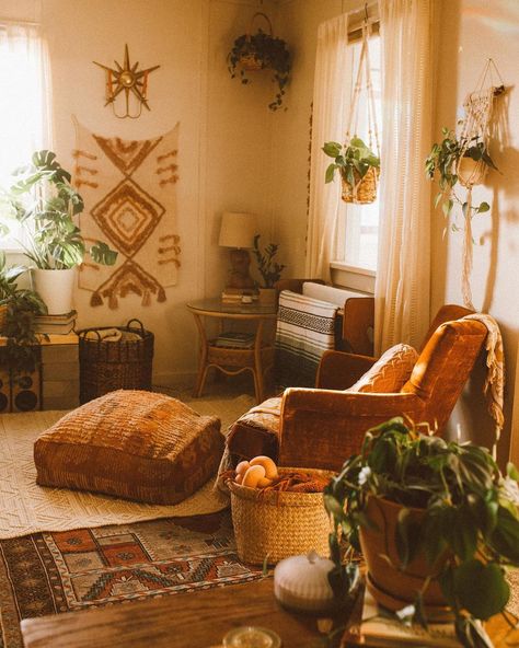 Golden Boho Aesthetic, Golden Hour Living Room, Golden Hour Room Aesthetic, Golden Boho Bedroom, Golden Hour Decor, Record Corner, Golden Living Room, Lady Lamp, California Room