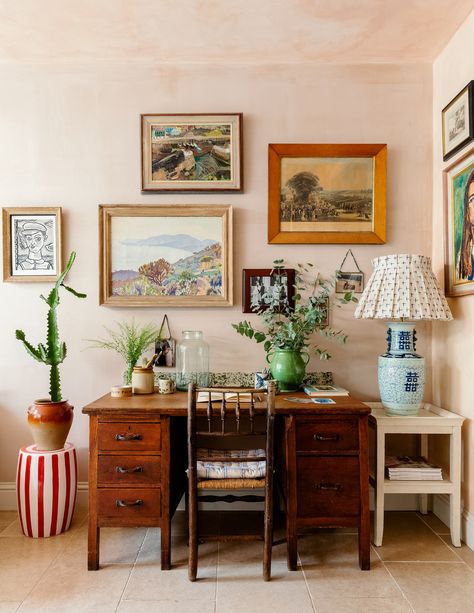 Cozy Cottage Office Space, Home Decor Eccentric, Office Nook In Hallway, Vintage Aesthetic Home Decor, Desk Inspo Aesthetic, A Study Room, Alice Palmer, Home Study Design, Pink Home Office