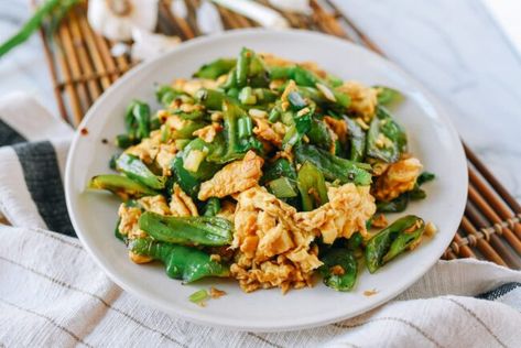 This quick egg stir-fry recipe with green peppers is perfect for when you’re looking for a fast, high-protein meal or side dish. Source: thewoksoflife.com Egg Stir Fry, Traditional Asian Dish, Green Pepper Recipes, Stir Fry With Egg, Woks Of Life, The Woks Of Life, Quick Easy Recipes, Organic Snacks, Easy Chinese Recipes