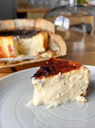 5-Ingredient Burnt Basque Cheesecake Burn Basque Cheesecake, Cheesecake Condensed Milk, Cream Brulee Cheesecake, Burnt Basque Cheesecake, Burnt Cheesecake, Basque Cheesecake, Cookies Pastry, Best Cake Recipes, Mini Cheesecakes