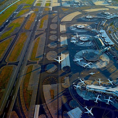 Aerial Photographs Showing the Beautiful Complexity of Major Airports Airport Architecture, Newark Liberty International Airport, Newark Airport, Airport Design, Modern Metropolis, Air Photo, Airports Terminal, Airport Photos, Aerial Photograph