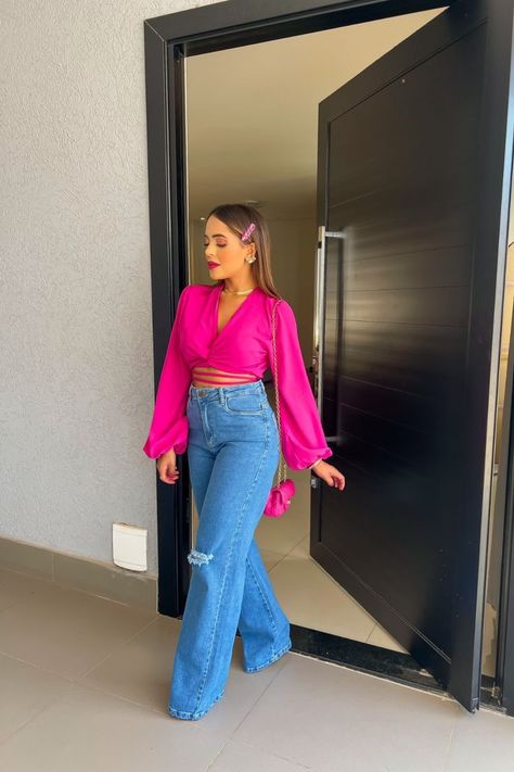 Pink Shirt With Jeans Outfit, Pink Top Outfit Aesthetic, Outfits Cumpleaños, Pink Heels Outfit, Pink Top Outfit, Outfit Rosa, Look Rose, Barbie Core, Velvet Dress Designs