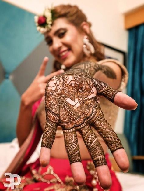 Mehendi Photography Bridal, Mehendi Photoshoot, Bridal Mehendi Designs Wedding, Mehendi Photography, शादी की तस्वीरें, Indian Bride Photography Poses, Indian Wedding Poses, Bride Photos Poses, Indian Wedding Photography Couples