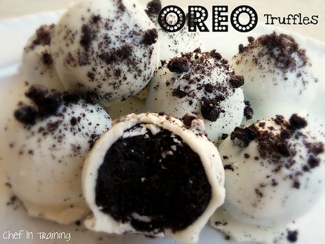 These No Bake Oreo Truffles are THE BEST! Super simple to make and will be the talk of the party! Everyone always raves about these bite size pieces of heaven! Cookies And Cream Truffles, Truffles Christmas, Oreo Ball, Neighborhood Street, Green Icing, Oreo Truffle, Truffles Recipe, Oreo Truffles, Easy No Bake