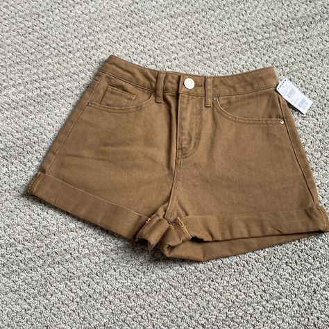 Brown Jean Shorts, Baggy Jeans For Women, Mom Jean Shorts, Tan Shorts, Downtown Outfits, Sock Outfits, Mom Jeans Shorts, Trendy Girl, Brown Shorts