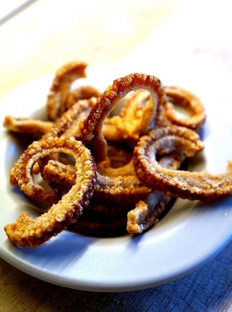 Pork Skins Recipes, Cracklins Recipe, Roast Pork Crackling, Crackling Recipe, Pork Rind Recipes, Slow Cooked Pork, Pork Belly Recipes, How To Cook Pork, Pork Rinds