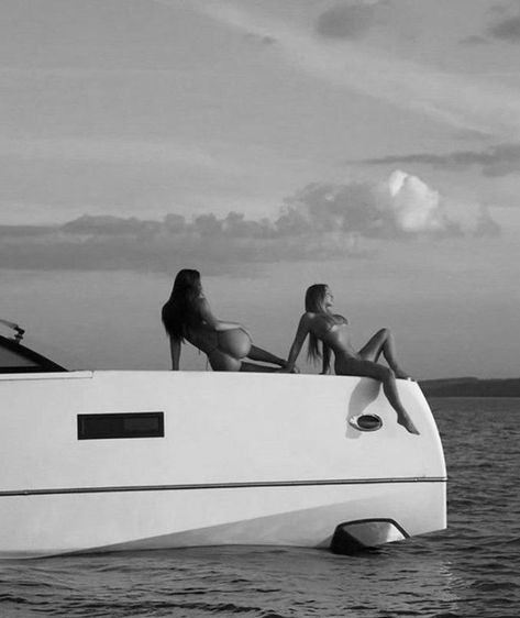 Yacht Aesthetic, Yachts Girl, Yacht Life, Luxury Lifestyle Dreams, Foto Ideas Instagram, Dream Lifestyle, Old Money Aesthetic, Summer Pictures, Future Life