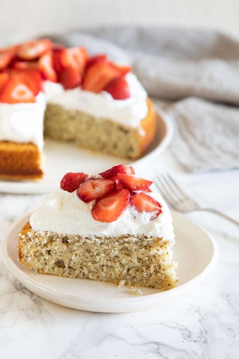 Earl Grey Yogurt Cake with Strawberries Recipe Drumstick Cake, Strawberry Banana Cake, Strawberry Banana Cakes, Snacking Cakes, Earl Grey Cake, Grey Cake, Dairy Free Chocolate Cake, Cream And Strawberries, Macerated Strawberries