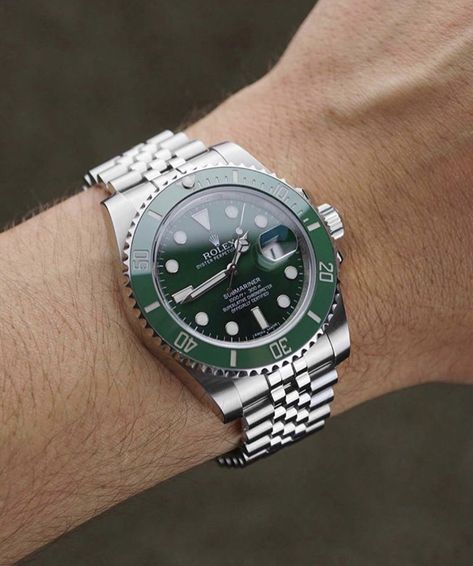 Green Rolex Watches Rolex, Amazing Watches, Expensive Watches, Ootd Men, Clothes Pictures, Watch Lover, Rolex Oyster, Rolex Submariner, Swiss Watches