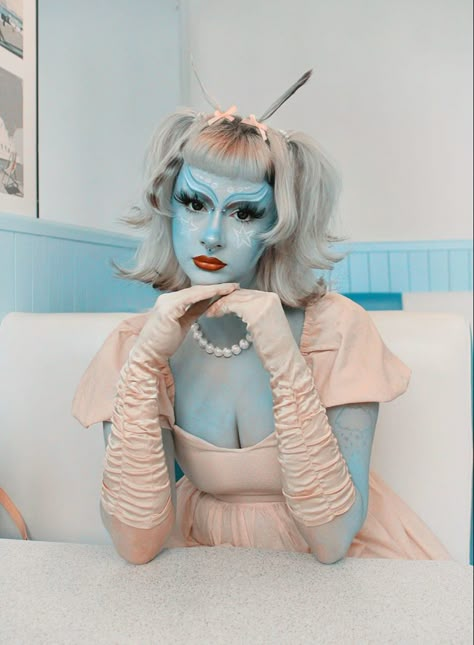 Alien Photography, Alien Aesthetic Costume, Alien Costume Women Makeup, Cute Alien Halloween Costume Women, Retro Alien Costume Women, Alien Glam, Alien Wedding, Blue Alien Costume, Alien Costume Aesthetic