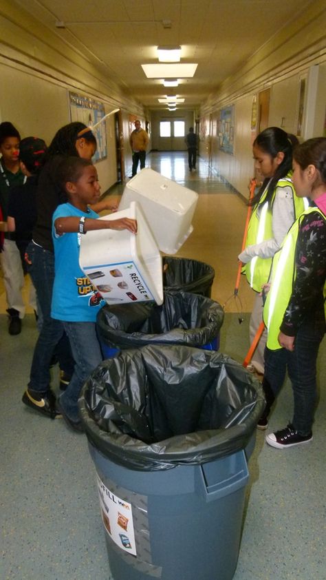 How does Waste Management help students learn about the importance of composting, reducing food waste, and recycling? Read this Waste Age article about Oakland's Green Gloves program and the community's zero waste goals: http://waste360.com/food-waste/kid-gloves-food-waste-composting-oakland-schools. Zero Waste School, Food Waste Management, Service Learning Projects, School Tables, Green Gloves, Wood Waste, Kid Gloves, Service Learning, Zero Waste Lifestyle