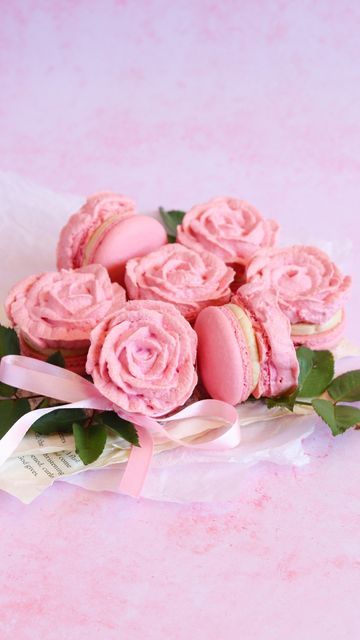 Petal Piping Tip, Macaron Designs, Beautiful Macarons, How To Pipe Roses, Pink Macaroons, Macaron Filling, Piping Tip, Valentines Baking, Edible Lace