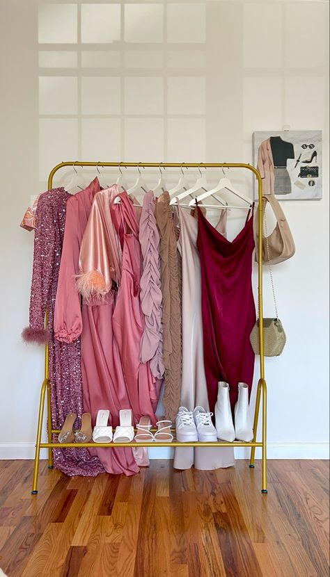 Closet Pics Aesthetic, Dress Closet Aesthetic, Fashion Closet Aesthetic, Garment Rack Bedroom Aesthetic, Boutique Aesthetic Ideas, Dress Hanging Ideas, Dress Organization Ideas, New Wardrobe Aesthetic, Dress Shopping Aesthetic