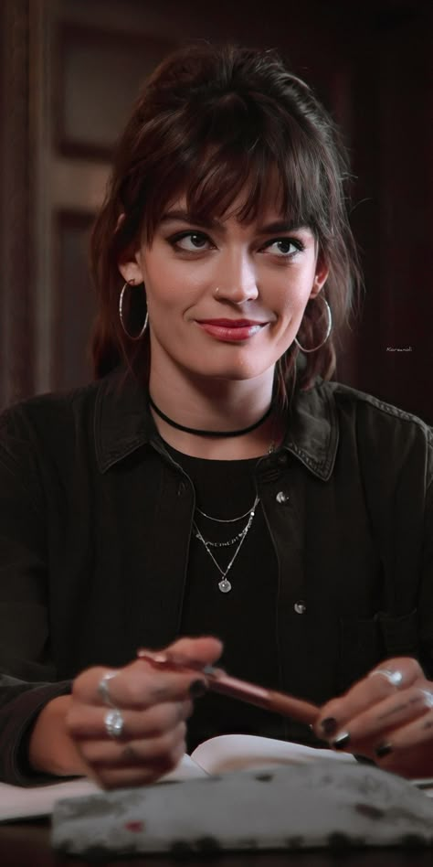 Maeve Season 4, Maeve Wiley Hair, Maeve Wiley Outfits Season 4, Maeve Wiley Style, Mauve Wiley, Emma Mackey Hair, Maeve Wiley Makeup, Maeve Wiley Season 4, Meave Wiley Outfit