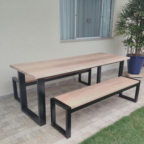 Lindo conjunto de mesa se jantar com bancos estilo industrial!    Confeccionada com base de melaton 100x40mm com 1,5mm de espessura, acabamento pintura eletrostática preto fosco.    Tampo de madeira maciça - Jequitibá Rosa - acabamento verniz sayerlack fosco base aguá de alta resistência.    Produto de primeiríssima qualidade apropriada para área externa, deixa seu ambiente moderno, sofisticado agradando toda família.    Medidas da mesa:  Comprimento: 220cm  Largura: 100cm  Altura 80cm  Metalon Mesa Bistro, Wooden Kitchen Storage, Wood Creations, Frozen 2, Diy Patio, Outdoor Sofa, Kitchen Storage, Dining Bench, Bench