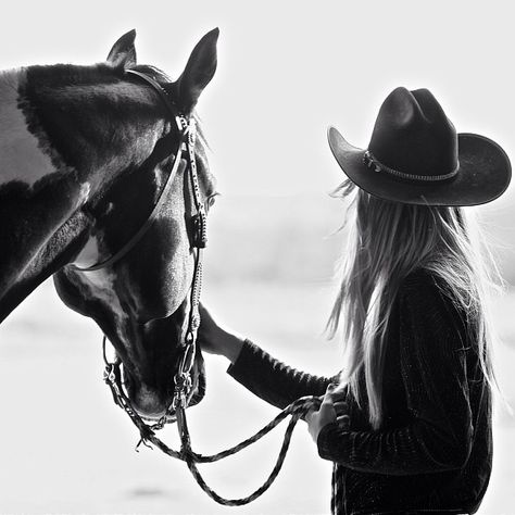 ♥ Cowgirl Montana Western, Cowgirl Photography, Horse Senior Pictures, Horse Photography Poses, Foto Cowgirl, Pictures With Horses, Western Photography, Cowgirl And Horse, Western Riding