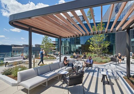 McDonald's HQ in Chicago includes Hamburger University for new recruits Building Terrace, Chicago Buildings, Meeting Room Design, Rooftop Design, Terrace Design, Workplace Design, Rooftop Garden, Interior Architect, Roof Terrace