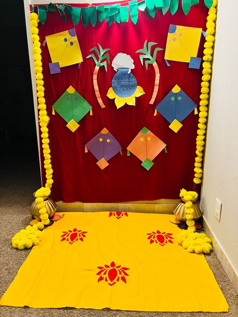 Kites Decoration, Simple Bhogi Pallu Decoration At Home, Bhogi Pallu Decoration At Home, Sankranti Decoration Craft Ideas, Diy Kite Decorations, Kite Decoration, Soft Board Decoration, Diy Kite, Rangoli Border Designs