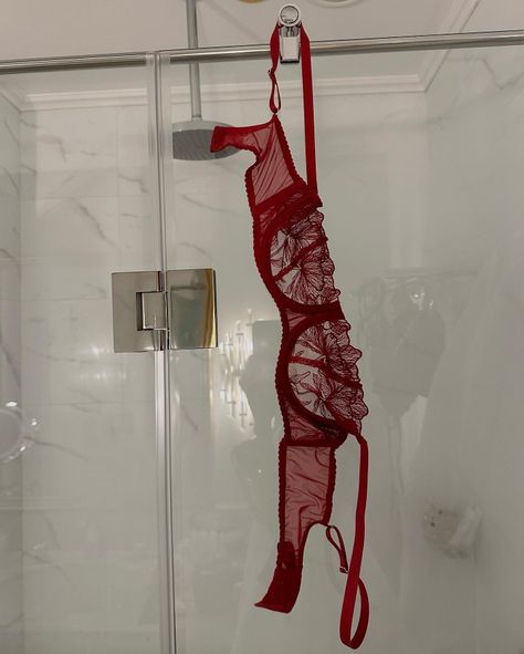 Lingerie Aesthetic, Bra Organization, Buff Women, Bra Image, Camisole Bra, Pics Inspo, How To Hang Wallpaper, Red Bra, White Bras