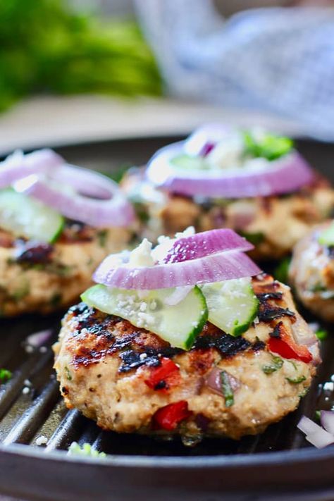 Greek Chicken Burgers, Chicken Avocado Burger, Greek Burger, Meat Patties, Bunless Burger, Chicken Burgers Recipe, Healthy Burger, Greek Flavors, Chicken Burger