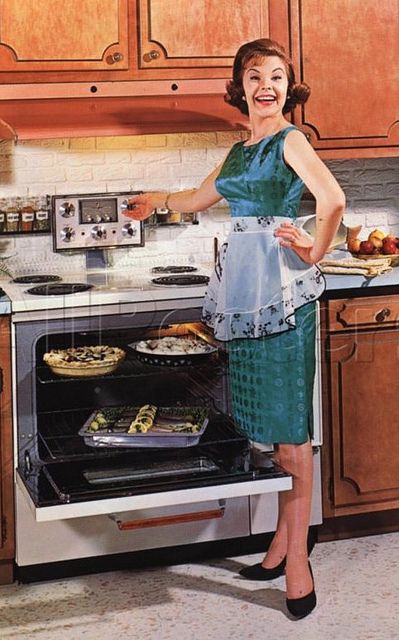 Let's Get Cooking With Charles!!!  cookingwithoutthescript.blogspot.com/ Housewife Costume, 50s Housewife, 1950s Housewife, Stepford Wife, Vintage Housewife, Happy Housewife, Retro Housewife, Casa Vintage, Domestic Goddess