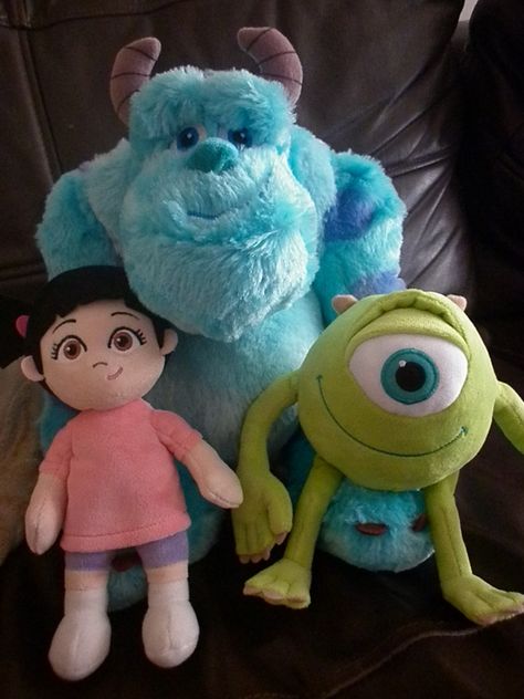 Monsters Inc Toys..want all three... Sullivan Y Boo, Monsters Inc Toys, Disney Plushies, Monster Inc, Monster Toys, Casual Wear Women, Happy Meal Toys, Disney Collectables, Cute Stuffed Animals