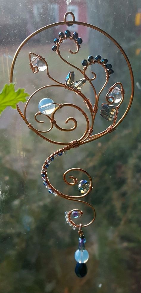 Wire Wrapping Dream Catcher, Wire Wrapped Wind Chime, Copper Wire Dream Catcher, Crafts With Wire And Beads, Copper Wire Suncatchers, Wire Suncatcher Tutorial, Wire Wrapped Decor, Wire Wrap Dream Catcher, Wire Wrapped Sculpture