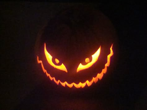 I love to carve pumpkins, like this one. Cute Pumpkin Carving, Scary Halloween Pumpkins, Pumkin Carving, Halloween Pumpkin Carving Stencils, Creative Pumpkin Carving, Easy Pumpkin Carving, Scary Pumpkin Carving, Pumpkin Carving Designs, Labu Halloween