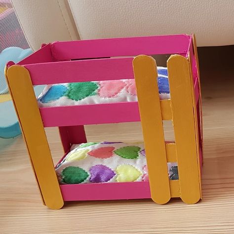 Barbie Doll Diy Furniture, Cardboard Doll Furniture, Barbie Diy Furniture, Barbie Activities, Diy Barbie Furniture Easy, Barbie Bed, Barbie Diy Accessories, Barbie House Furniture, Cardboard Dollhouse