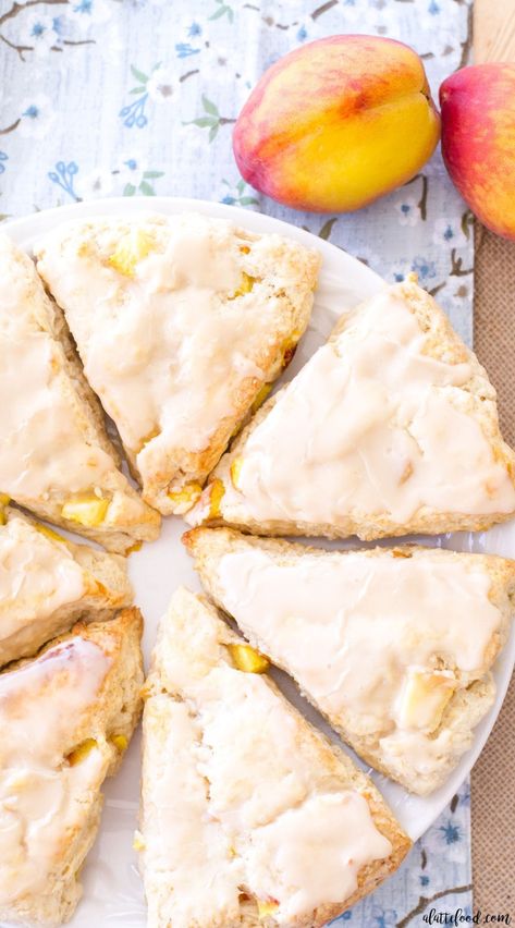 Peach Scones, Bread Healthy, Pane Dolce, Scone Recipes, Cream Scones, Summer Breakfast, Peach Desserts, Vanilla Glaze, Summer Brunch