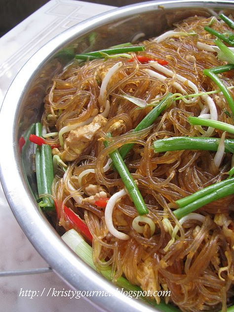 Cellophane noodle also called as glass noodle or 'dong fun' in Chinese. It's a translucent colour like noodle unlike rice vermicelli. Gl... Noodles Vegetarian, Glass Noodles Recipe, Domestic Engineer, Yummy Noodles, Cellophane Noodles, Chinese Dinner, Noodles Recipes, Asian Noodle Recipes, Malaysian Cuisine