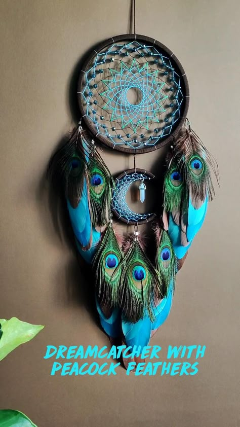 Dreamcatcher with peacock feathers | Pinterest Diy Peacock, Atrapasueños Diy, Making Dream Catchers, Diy Dream Catcher Tutorial, Peacock Crafts, Diy Dream Catchers, Dream Catcher Tutorial, Dream Catcher Patterns, Dream Catcher Decor