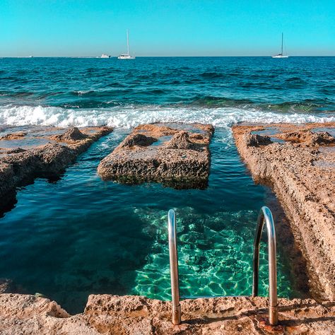 Welcome in the swimming pool ⛱ #naturalswimmingpool #malta #sliema #surfside #waves #mediterraneansea Visiting Malta, Malta Sliema, Malta Holiday, Sliema Malta, Bucket List Holidays, Malta Beaches, Usa Swimming, Malta Travel, Surfside Beach