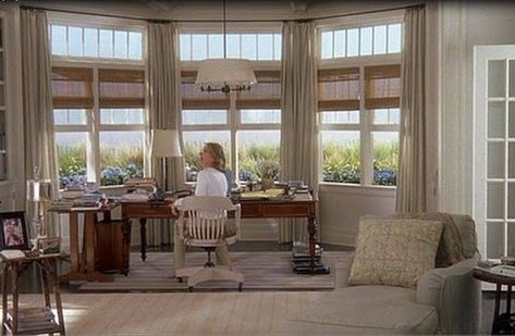 Something's Gotta Give House, Nancy Meyers Movies, House In The Hamptons, Hamptons Beach House, Styl Hampton, Nancy Meyers, Bedroom Desk, Diane Keaton, Hamptons House