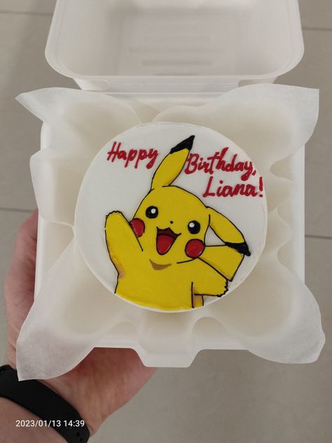 Pikachu Buttercream Cake, Pokemon Bento Cake, Simple Pokemon Cake, Birthday Cake Pokemon, Pikachu Cake Ideas, Pokemon Cake Ideas, Pikachu Cake Birthdays, Cake Pikachu, Pastel Pokemon