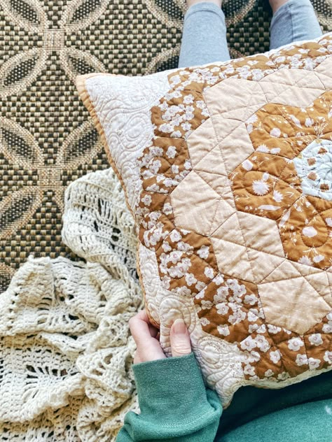 Pillow Covers Quilted, Free Quilt Pillow Patterns, Envelope Pillow Case Pattern Free, How To Quilt A Pillow Cover, Diy Quilted Pillow Covers, Quilted Pillow Case Pattern, Quilt Patterns For Pillows, How To Hand Sew A Quilt, Quilted Throw Pillow Patterns