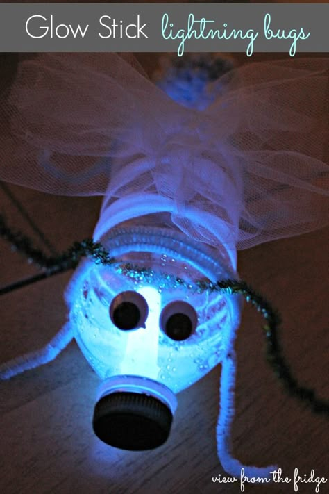 Think Outside The Toy Box ... Glow Sticks Ideas For Kids - View From The FridgeView From The Fridge Glow Stick Ideas, Glow Stick Jars, Lighting Bugs, Glow Jars, Glow Stick Party, Lightning Bugs, Bug Crafts, Glow Stick, Glow Party