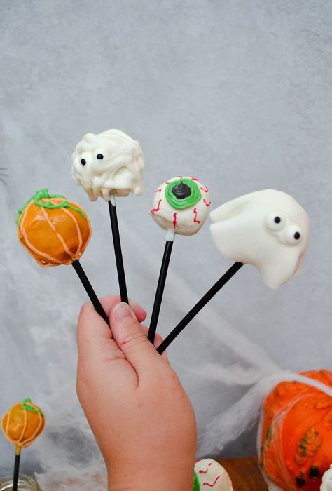 Halloween Cake Pops Halloween Cake Pops Recipe, Cake Pop Halloween Ideas, How To Make Ghost Cake Pops, Halloween Ghost Cake Pops, Ghost Cakepops, Cakepop Halloween Ideas, Eyeball Decorations, Halloween Cake Pop Recipes, Eyeball Cake Pops