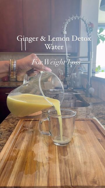 Lemon Juice And Ginger Drink, Loose Weight With Ginger, Lemon And Ginger Water, Ginger For Inflammation, Ginger Water Recipe, Lemon Ginger Detox Water, Ginger Drinks, Lemon Drink Recipes, Immunity Shots